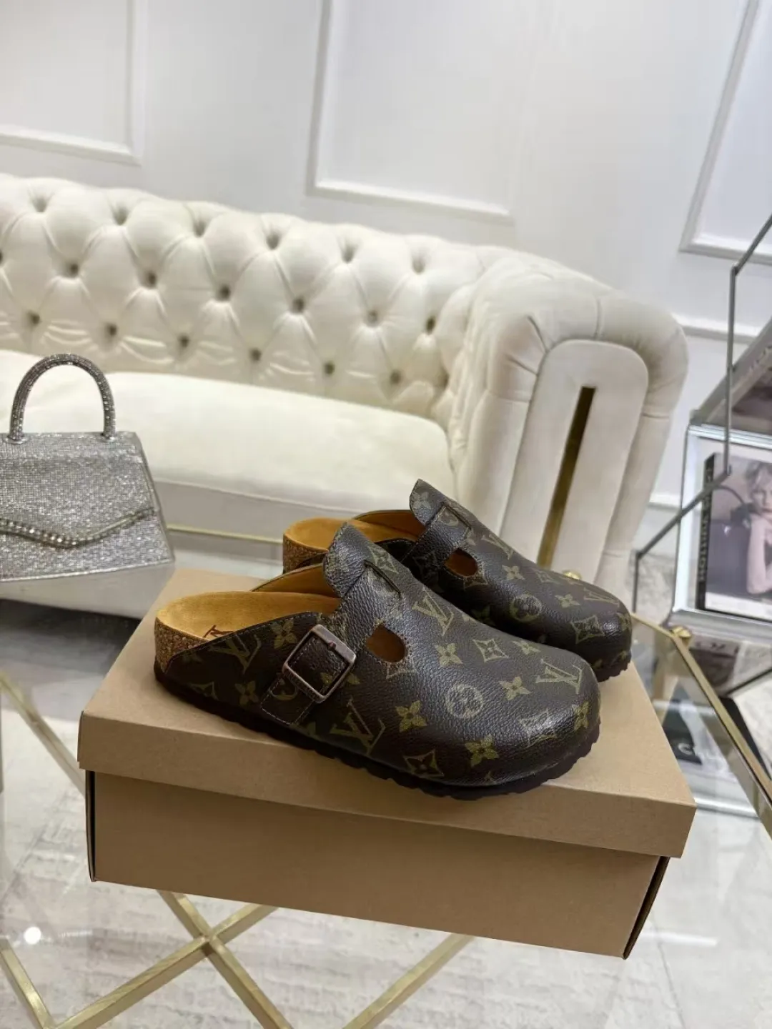 Women's p560 Men's p580 ✨ LV couple's toe-cap slippers | Full of high-end feel, you can walk with wind! ✨ This pair of LV classic toe-cap slippers is simply a "walking grass-planting machine"! Original three-dimensional embossed cowhide + cowhide fabric, the texture is high-end at first glance, and you will become a rich daughter/son in seconds ~💅 🌟 Why must you join TA? ✔️ Original embossed cowhide - clear texture but not cheap, classic presbyopia yyds ✔️ Belt buckle + metal logo - ecstatic control of details, exquisite to the heel! ✔️ Sheepskin lining + cushioned footbed - it feels like stepping on clouds ☁️, and you won’t feel tired when you go shopping~ ✔️ Non-slip rubber sole - walking is as stable as a mountain, and you are not afraid of slipping on rainy days!  👫 The best outfit for couples: Whether it’s shorts, T-shirts👕 or long skirts and suits👗, pairing these shoes with each other will immediately create a lazy and high-end atmosphere! Everyday outings/vacations, no matter what you shoot, it will look like a blockbuster📸🔥 The texture and foot feel that only the higher version can have, it is not a hit or a hit! Heartbeat is not as good as action. True love is true when both pairs are in pairs~💖 #LVcoupleslippers #高色综合 #好看不狠的 Feet #couples’ must-have